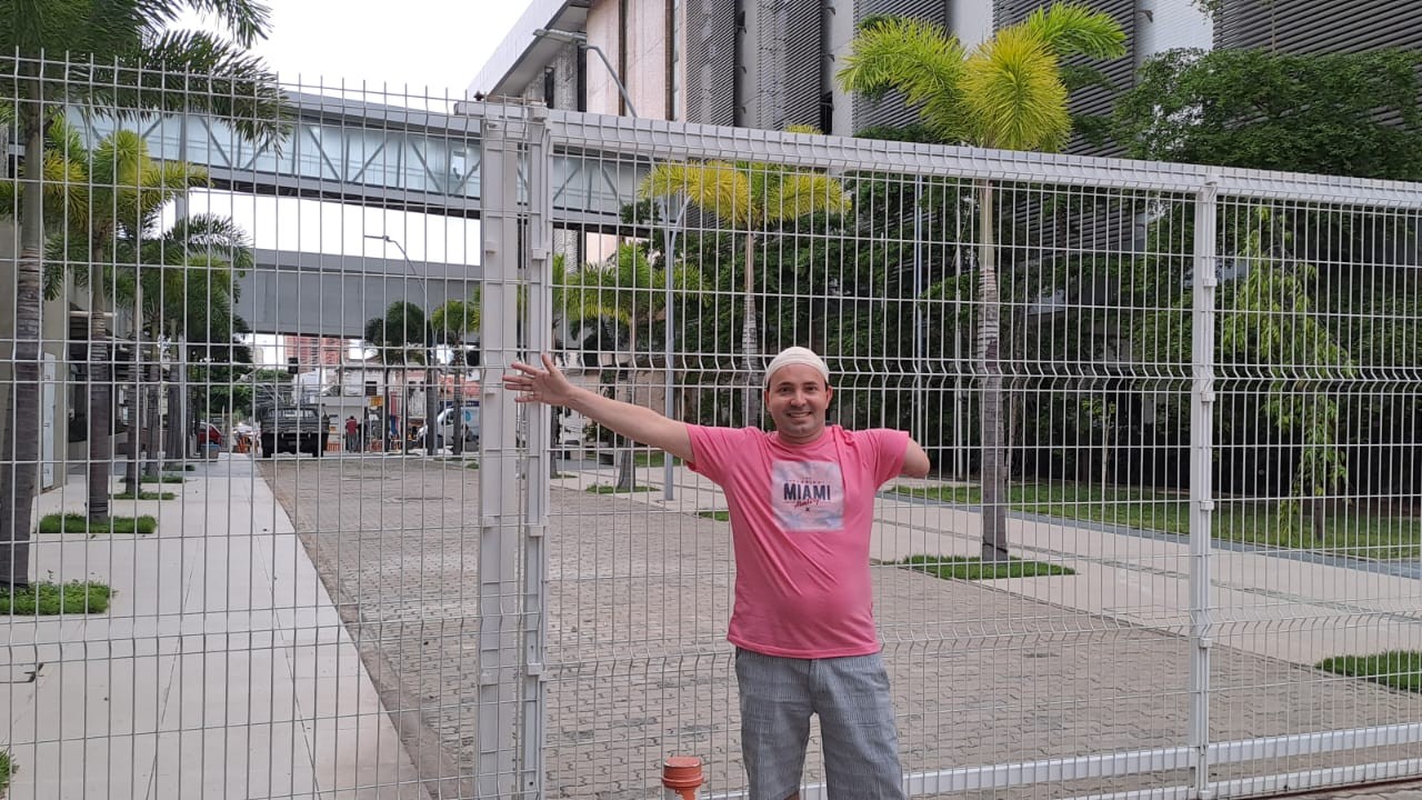 Lemuel de Pádua posa para a foto 